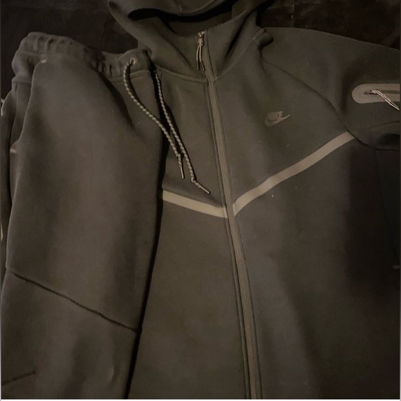 Nike Tech Season 2024 BLK Full Set Top/Bottom Top Size is L/Bottom Size is XL!!